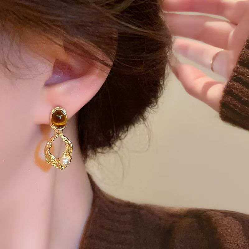 1 Pair Vintage Hong Kong Style Maillard Irregular Earrings, Niche Light Luxury Pearl Studs, Elegant High-Grade Drop Earrings For Women