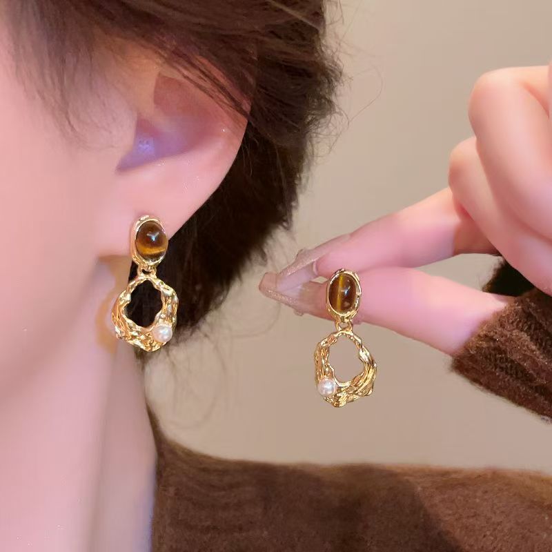 1 Pair Vintage Hong Kong Style Maillard Irregular Earrings, Niche Light Luxury Pearl Studs, Elegant High-Grade Drop Earrings For Women