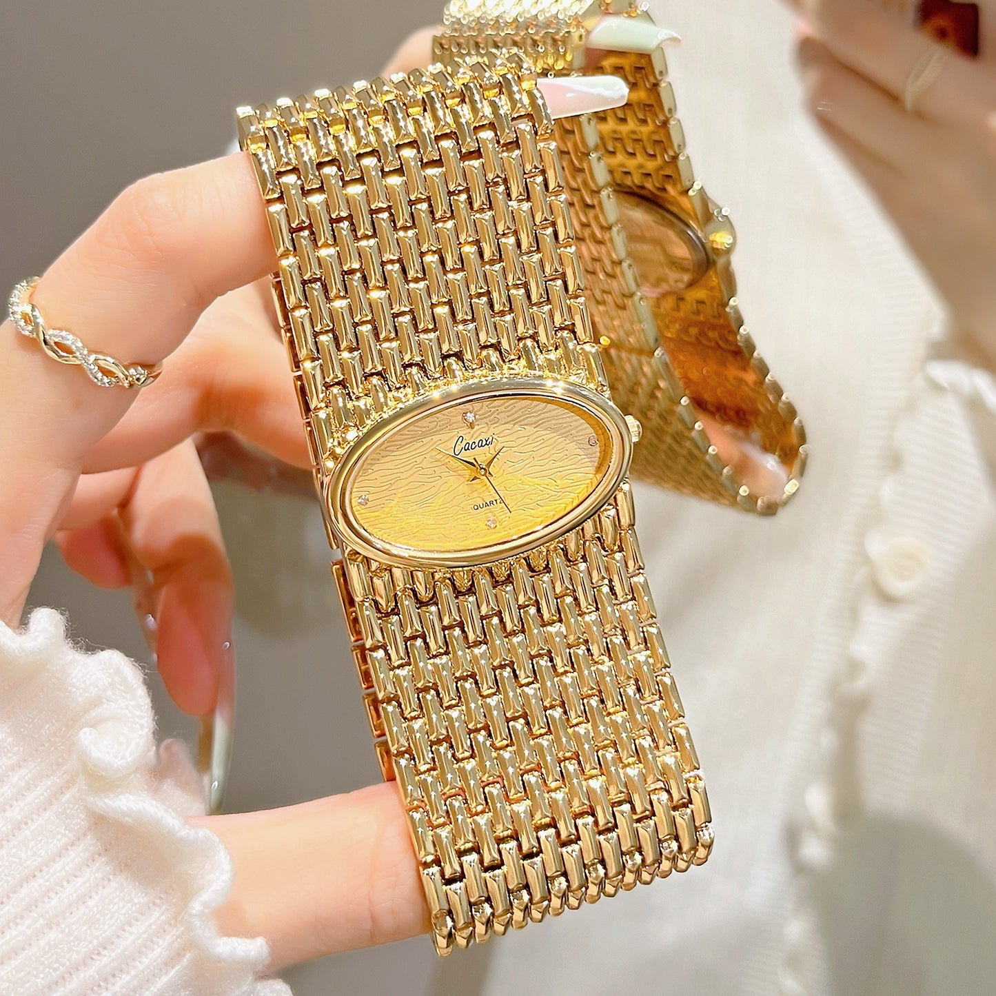 Vintage Quartz Watch For Women Stylish And Trendy